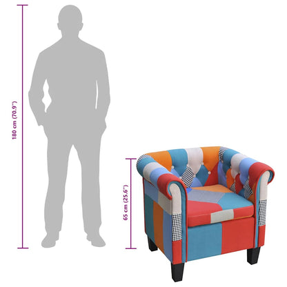 Poltrona de tecido com design de retalhos